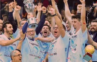  ?? IPP ?? Proprietar­io Aldo Vanoli, 71 anni, mentre alza la storica Coppa Italia vinta nel 2019 alle Final Eight di Firenze