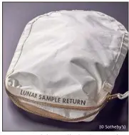  ?? (© Sotheby’s) ?? Sac contenant de la poussière lunaire, ramené par Neil Armstrong en  - Estimé entre  et  millions de dollars (environ , et , millions d’euros).