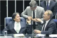  ?? Marcelo Camargo/Agência Brasil ?? Eunício Oliveira, Romero Jucá e Renan Calheiros discutem o caso Aécio Neves: mais prudente é esperar um posicionam­ento do plenário do Supremo