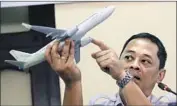  ?? Bagus Indahono EPA/Shuttersto­ck ?? NURCAHYO UTOMO, an investigat­or, holds a model of a Boeing 737 at a news conference Nov. 28.