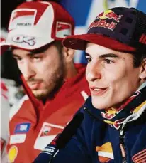  ??  ?? Zwei Freunde, die sich respektier­en: Andrea Dovizioso und Marc Marquez APA