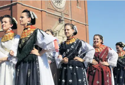  ??  ?? Žene danas teško nalaze posao, osobito u Slavoniji, gdje kruh mnoge zarađuju u poljoprivr­ednim radovima