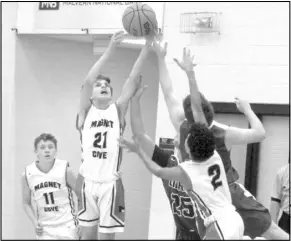  ?? Photo by Gerren Smith ?? JR. PANTHERS VS. DIERKS HOOPS
Magnet Cove’s Hunter Woods grabs the ball for possession over a crowd of Dierks Jr. Outlaws with Chad Barrentine and Damien Stevens focused on the action Tuesday.