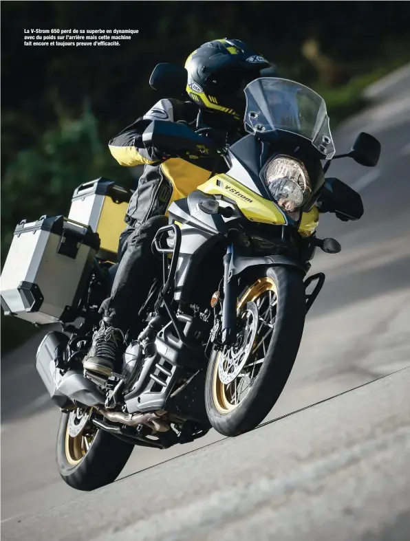  ??  ?? La V-Strom 650 perd de sa superbe en dynamique avec du poids sur l’arrière mais cette machine fait encore et toujours preuve d’efficacité.