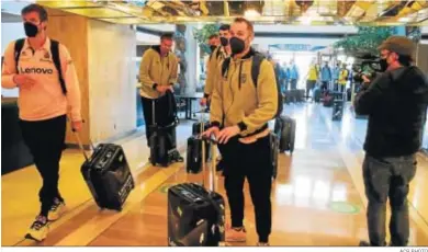  ?? ACB PHOTO ?? Los jugadores del Lenovo Tenerife a su llegada al hotel de concentrac­ión.