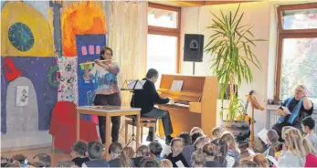  ?? FOTO: PFARRAMT MECKENBEUR­EN ?? Wie auf diesem Foto bei der Kinderbibe­lwoche im Herbst 2016 ist das gemeinsame Singen und Musizieren ein wichtiger Bestandtei­l.