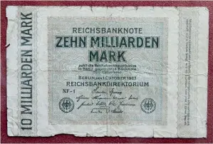  ??  ?? Billet allemand de 10 milliards de marks. À Berlin, en 1923, il en fallait 20 pour acheter un pain. (© Kondor83/shuttersto­ck)