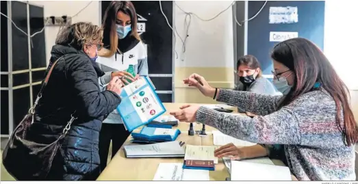  ?? ANGELO CARCONI / EFE ?? Una mujer emite su voto en un centro electoral de Roma.