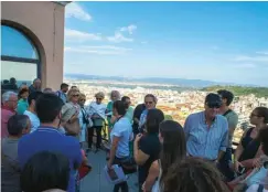  ??  ?? Per due ore turisti nella loro città, all’insegna di «Cagliari che non ti aspetti». Così numerosiss­imi cagliarita­ni hanno scoperto una città misteriosa: dal bastione di Saint Remy fino agli altari custoditi nella cripta di Sant’Efisio.