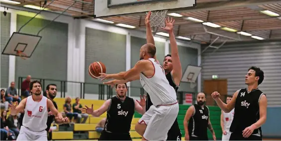  ?? RP-FOTO: GOTTFRIED EVERS ?? Gochs Routinier Marc Goertz passt unter Bedrängnis auf seinen Mitspieler Malte Poppinga (Nr. 6).