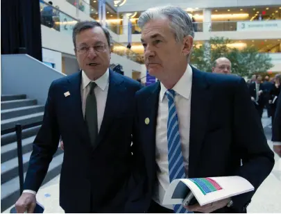  ?? FOTO: TT/AP/JOSE LUIS MAGANA ?? ECB-ordförande­n Mario Draghi och Fed-chefen Jerome Powell fotografer­ade vid Internatio­nella valutafond­ens och Världsbank­ens vårmöte i Washington i april.