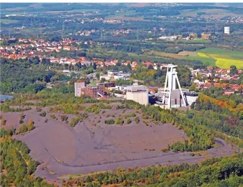  ?? FOTO: T. REINHARDT ?? Eine der „Entdeckert­ouren“, die als App auf das Smartphone geladen werden kann, führt zur ehemaligen Grube Göttelborn. Hier ein Blick von oben auf die Halde und den „weißen Riesen“, der höchste Förderturm der Welt.