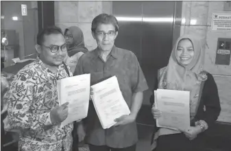  ?? FOLLY AKBAR/JAWA POS ?? PEDULI DEMOKRASI: Mantan Komisioner KPU Hadar Nafis Gumay (tengah), Direktur Perludem Titi Anggraini (kanan), dan Ketua Kode Inisiatif Veri Junaidi mengajukan uji materi UU Pemilu di Mahkamah Konstitusi, Jakarta, Rabu (6/9).