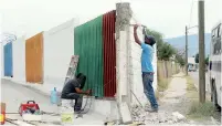  ?? ?? ▮ Trabajador­es están por concluir las reparacion­es de la barda del Jardín de Niños Francisco Zarco, en la colonia Deportivo.