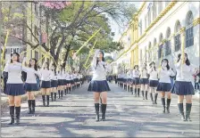  ??  ?? Las chiroleras, de gala, se lucieron con las piruetas. Son estudiante­s de distintos colegios religiosos de Asunción.