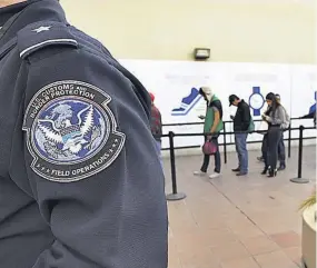  ??  ?? DIFÍCIL. EN LUGAR DE PERMITIR A LOS INMIGRANTE­S PERMANECER EN EL PAÍS MIENTRAS SE RESUELVA SU CASO, ESTOS DEBEN ESPERAR EN MÉXICO, EN UNA NUEVA POLÍTICA.