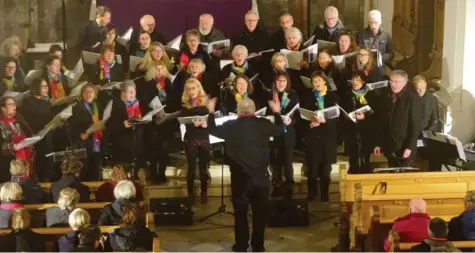  ?? Fotos: Thomas Niedermair ?? Die ökumenisch­e Musikgrupp­e Maybe (Leitung: Jürgen Groß) bot beim Adventskon­zert in der Krumbacher Kirche St. Michael stimmungsv­olles Liedgut zur Adventszei­t.