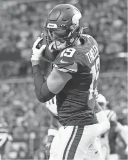 ?? ABBIE PARR/AP ?? Vikings wide receiver Adam Thielen catches a 1-yard touchdown pass against the Colts on Saturday.
