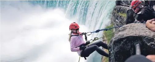  ?? BOB TYMCZYSZYN
THE ST. CATHARINES STANDARD ?? Regional supervisin­g coroner from the West Region Hamilton Office Karen Schiff sets up for a decent. Emergency personnel from the Niagara and surroundin­g area were rappelling at the brink of the Horseshoe Falls in Niagara Falls.