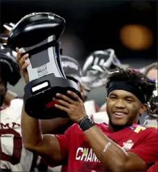  ?? Ronald Martinez/Getty Images ?? Kyler Murray hoists the Big 12 trophy after leading No. 5ranked Oklahoma to a 39-27 win against Texas Saturday.