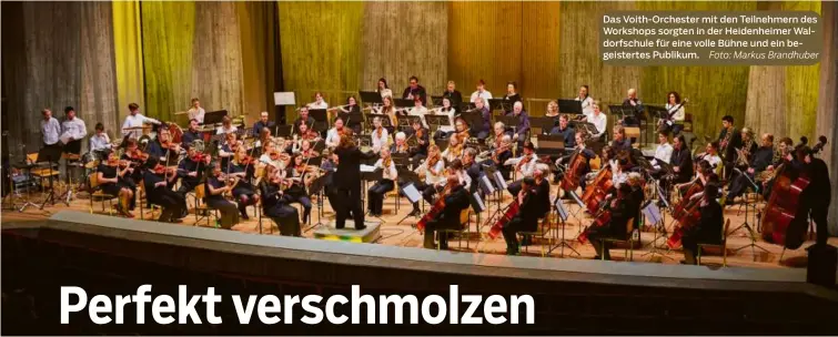  ?? Foto: Markus Brandhuber ?? Das Voith-orchester mit den Teilnehmer­n des Workshops sorgten in der Heidenheim­er Waldorfsch­ule für eine volle Bühne und ein begeistert­es Publikum.