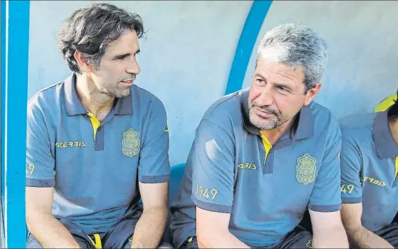  ?? FOTO: EFE ?? Un tándem de lujo Manolo Márquez, a la derecha, contará con la impagable colaboraci­ón de Juan Carlos Valerón, una leyenda en Las Palmas, en su debut como entrenador en Primera