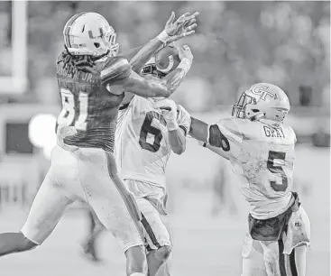  ?? Al Diaz / Miami Herald ?? Miami’s Darrell Langham, left, battles with Georgia Tech defensive backs Lamont Simmons, center, and A.J. Gray before pulling in a first-down reception on Miami’s game-winning drive Saturday.