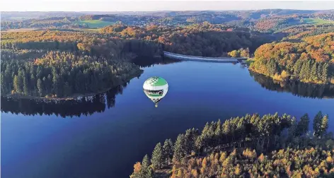  ?? FOTOS (4): HERRMANN ?? „Indian Summer“an der Herbringha­user Talsperre. Dirk Herrmann schwebt mit seinem Ballon über das Bergische Land hinweg.