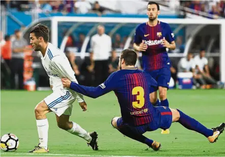  ??  ?? No clean Clasico: Real Madrid’s Mateo Kovacic is pulled by Barcelona’s Gerard Pique in the Internatio­nal Champions Cup match in Florida on July 29. — AFP