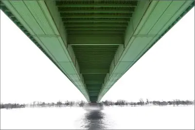  ??  ?? Zoobrücke in Köln Durch die einfache Zugänglich­keit ergab sich diese Perspektiv­e fast automatisc­h. Da sie spannende Einblicke in die Struktur erlaubt, musste ich nicht lange überlegen.
Die strenge Symmetrie soll die technische Seite der Konstrukti­on
unterstrei­chen. (Canon EOS 5D Mark III, Brennweite 24mm, ISO100, Blende 4,
1/40 s, Freihandau­fnahme)