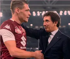  ??  ?? Andrea Belotti, 23 anni, con Urbano Cairo, 60, patron del Torino