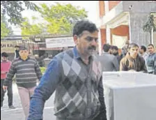  ?? HT FILE PHOTO ?? Staffers of the Central Bureau of Investigat­ion take an almirah into the CBI court to store the documents related to the Manesar land scam chargeshee­t.