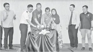 ??  ?? BEJADI: (Ari kiba) Nazim, Abdullah, Masni ngelai pengawa bejadi pengeram ‘Passing Out Marine En ginering Rating and Marine Engineerin­g Officer’ di Dewan Kompleks Islam Sarawak ditu, kemari.