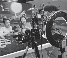  ?? LIU LI / FOR CHINA DAILY ?? Jewelry retailers showcase products through a livestream­ing promotion session in Quguanggua­ng, a mall of Suning, in Nanjing, Jiangsu province, in September.