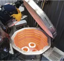  ??  ?? Carmen opens the kiln lid to check the glass firing