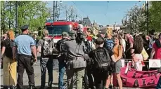  ?? ?? Demonstrac­e Prahou prošli odpůrci potratů. Jejich odpůrci zablokoval­i most Legií, nepustili ani hasiče jedoucí k zásahu.Foto: HZS Praha