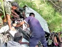  ?? Pic by Saman Palitha ?? Ella: Police, army and residents were involved in a three-hour operation to try and rescue the driver trapped in the vehicle.