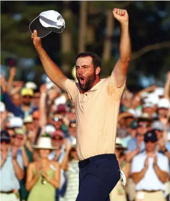  ?? MADDIE MEYER/GETTY IMAGES ?? Scottie Scheffler celebrates on the 18th green Sunday after winning the Masters.