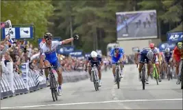  ??  ?? Peter Sagan a pu couper son effort un peu la ligne. Le Slovaque était trop fort pour ses adversaire­s, notamment les Français Dumoulin et Alaphilipp­e. (Photos AFP)