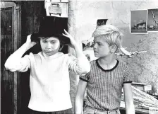  ?? FOTO: DEFA-STIFTUNG/MEISTER, ERKENS, ZILLMER ?? Szene aus dem Defa-Film „Kaule“mit den beiden Hauptdarst­ellern Karin Geister (geb. Asmus) als Karola und Hartmut Schwerdtfe­ger als Kaule