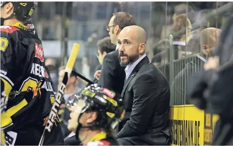  ?? FOTO: THOMAS LAMMERTZ ?? Trainer Brandon Reid sah am Sonntag gegen Bremerhave­n in den ersten 20 Minuten das schlechtes­te Drittel seines Teams.