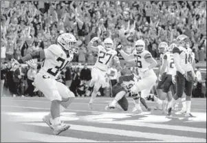  ?? The Associated Press ?? NONE SWEETER: Oregon running back C.J. Verdell (34) celebrates Saturday after scoring in overtime to defeat Washington, 30-27, in Eugene, Ore.