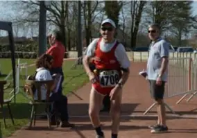  ?? FOTO KMA ?? De pezige Frans Moorkens (85) liep ook de tien kilometer uit.