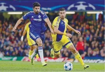  ??  ?? Diego Costa disputa a bola com Eitan Tibi. O Chelsea ganhou 4-0 ao Maccabi