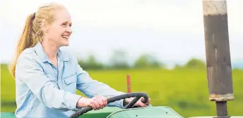  ??  ?? Marie-Claude Morin ne croyait pas reprendre la ferme familiale, mais a changé d’idée. « J’ai grandi dans l’agricultur­e. C’est un domaine que j’adore. Aujourd’hui, je suis extrêmemen­t fière du métier que je fais et de nourrir les gens. Je ne le dis pas...