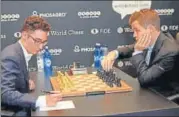  ?? GETTY IMAGES ?? Magnus Carlsen (right) , playing with black pieces, split points with Fabiano Caruana for the fifth game on Thursday.