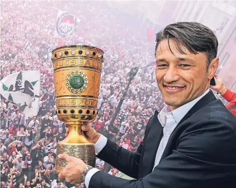  ?? FOTO: DPA ?? Zehntausen­de jubeln am Frankfurte­r Römer, Trainer Niko Kovac präsentier­t ihnen auf dem Balkon den DFB-Pokal.