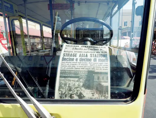  ?? Simboli ?? L’autobus che il giorno della bomba alla stazione fu utilizzato per trasportar­e i corpi delle vittime. Sotto, il corteo della manifestaz­ione che si tiene ogni anno da allora