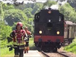  ?? FOTO: ALLAN ANDERSEN ?? Brandvaese­net havde travlt med at tjekke tog og slukke de sidste gløder, inden det gik helt galt.