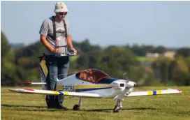  ??  ?? Sylvain Leray et son Midour de 3,20 m, équipé d’un moteur de 170 cc… Un pilote très pro sur lequel les pilotes ont pu compter !